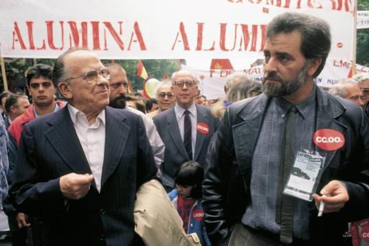 Julio Anguita y Santiago Carrillo en una manifestación del 1 de mayo. 