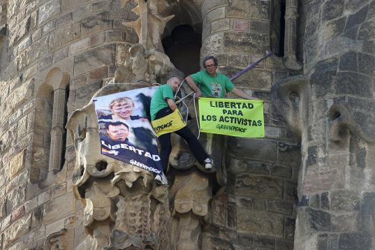 Escalar como acción de protesta edificios públicos o precipitarse desde los mismos. En la imagen, dos activistas de Greenpeace, encaramados sobre la Sagrada Familia de Barcelona. 