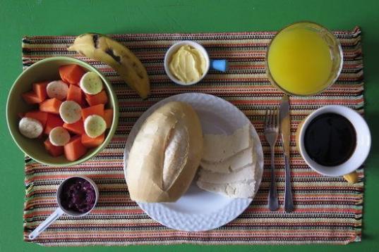 "El desayuno en Brasil suele ser una comida ligera", dice Luciana Sarmento. "No se considera la comida más importante del día, pero no por ello es menos colorida. La mayoría de la gente toma pan, mantequilla, a veces mermelada, queso y café ...