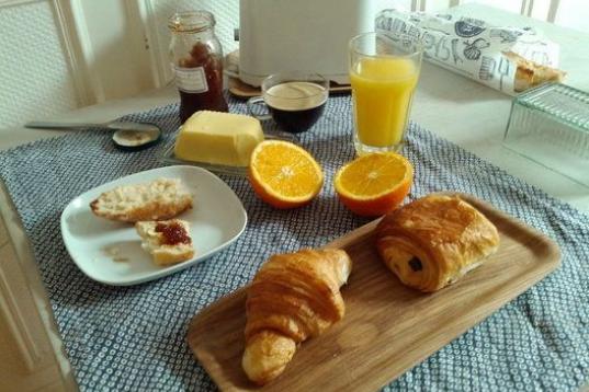 "En Francia, el ingrediente principal del desayuno es la mantequilla. Lo más común es una baguette recién horneada, mantequilla con sal, mermelada, zumo de naranja y café americano o expreso largo", cuenta Sandra Lorenzo. "¡No os preocupéi...