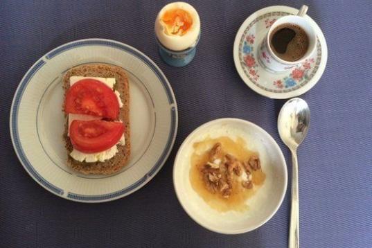 "Muy pocos griegos respetan realmente el desayuno", señala Katerina Nanopoulou. "La mayoría preferimos tomar un café rápido y coger en la oficina un sándwich de jamón y queso o un koulouri (una especie de pretzel con semillas de sésamo).P...