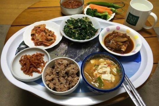 "Las familias coreanas suelen tomar un bol de arroz y sopa con entre dos y seis platos de acompañamiento. Muchos son sobras del día anterior; básicamente, lo que comieron a mediodía o en la cena, pero en menores cantidades. Estos platos tien...