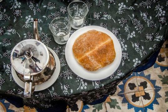 Ηanan Al Yosoufi nos da un ejemplo del típico desayuno marroquí: "té a la menta con dulces marroquíes (Harsha, Msemen y Baghrir).