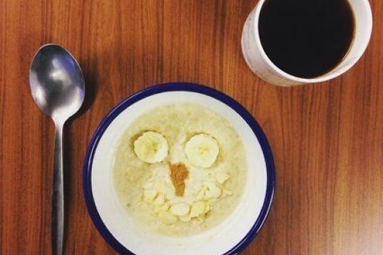 Brogan Driscoll muestra lo que acostumbran a desayunar los británicos: "En invierno solemos optar por desayunos calientes para combatir el frío, como el porridge de avena con leche caliente. Es barato y nutritivo, y además se puede personaliz...