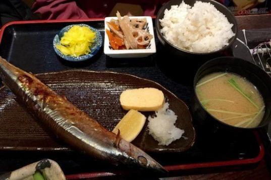 Kosuke Takahashi admite que "es difícil decidir cuál es el desayuno japonés típico, porque difiere mucho entre generaciones. Las personas mayores prefieren el tradicional, que incluye arroz, sopa miso, pescado cocido, verduras en escabeche y...
