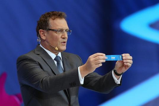 El secretario general de la FIFA, Jerome Valcke , muestra el nombre de España.