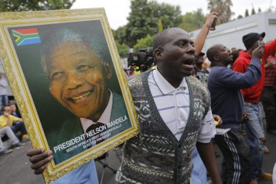 Sudafricanos se acercan a la casa de Mandela