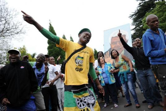 Más gente canta y baila junto a la casa de Mandela
