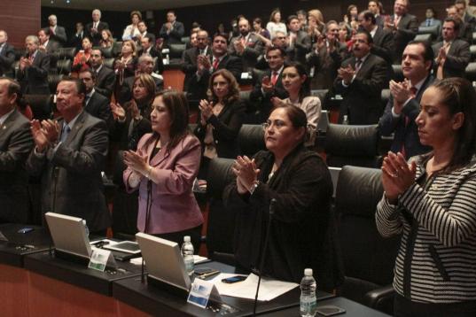 Senadores mexicanos dedican un aplauso a Mandela