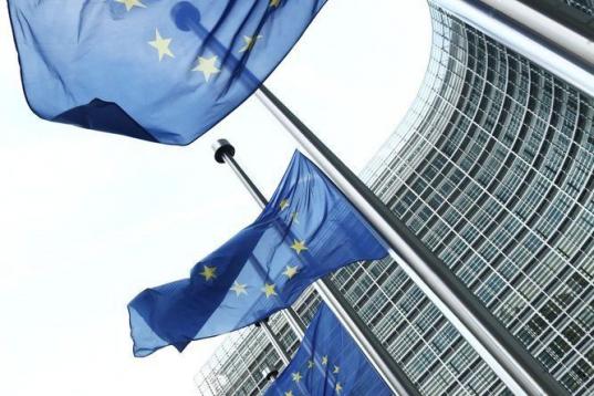Banderas a media asta en la Comisión Europea 