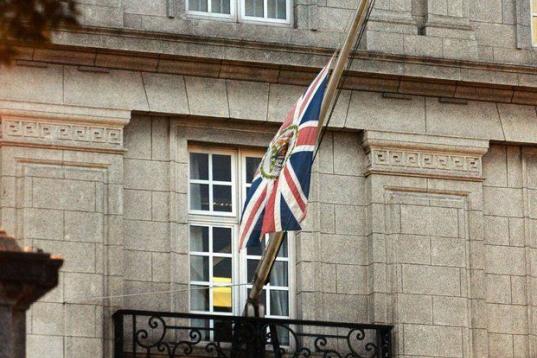 Bandera a media asta en la embajada británica en Japón