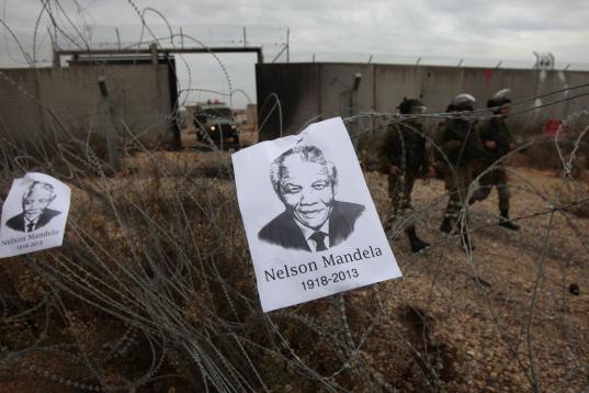 Retrato de Mandela en una zona fronteriza donde cada semana protestan palestinos.