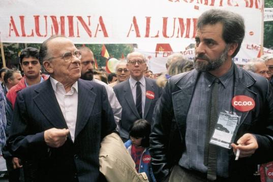 Julio Anguita y Santiago Carrillo durante la celebración del 'Primero de Mayo' en 1988.