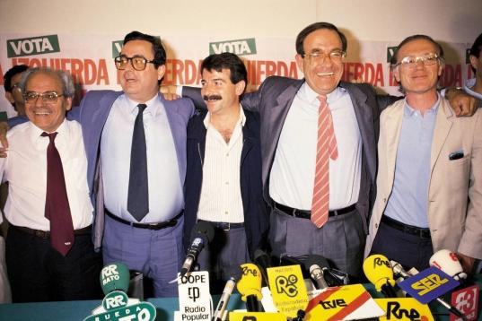 Gerardo Iglesias, Ramon Tamames y Nicolas Sartorius, entre otros, en una rueda de prensa de IU. 
