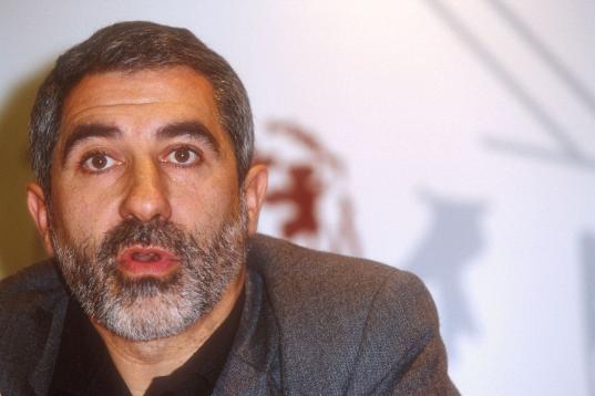 Gaspar Llamazares durante una rueda de prensa en el año 2000.