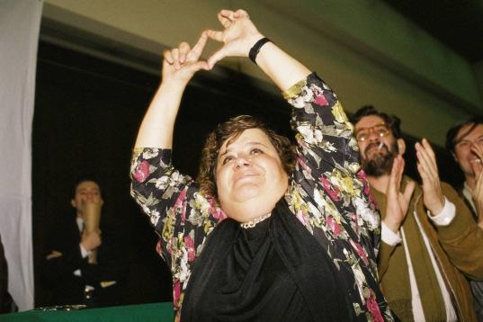 Cristina Almeida durante una noche electoral en 1989.