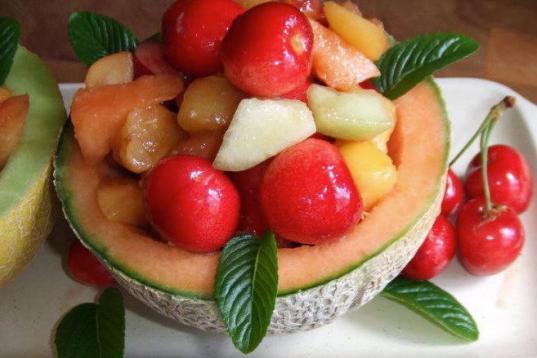 Preparar un postre a base de frutas y emplatarlo al natural es lo que se puede hacer siguiendo esta receta de melones rellenos al aroma de jengibre, con un aroma especial. El resultado es espectacular. 