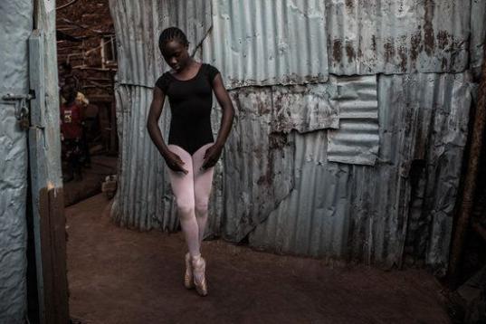 Pamela practica ballet frente a la casa de su familia en Kibera.