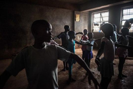 Aunque el espacio es pequeño, unos 30 niños se las arreglan para bailar sin chocarse en esta clase. 