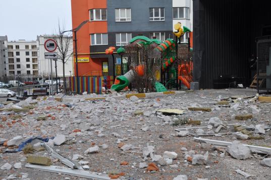 Una guardería del centro de Irpin, llena de escombros tras un bombardeo en el noveno piso de un bloque de viviendas. 