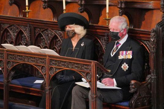 Camila Parker-Bowles y Carlos de Inglaterra, en la capilla,.