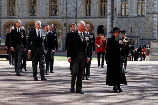 El cortejo fúnebre, encabezado por el príncipe Carlos y la princesa Ana.