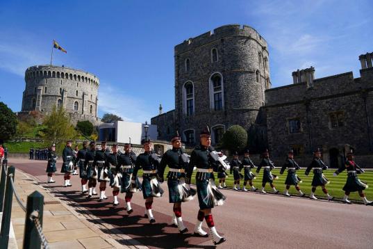 Miembros de las fuerzas armadas, en los exteriores del Castillo de Windsor.