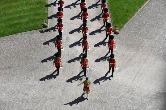 Miembros del ejército, en los exteriores de Windsor antes de que saliera el cortejo fúnebre.
