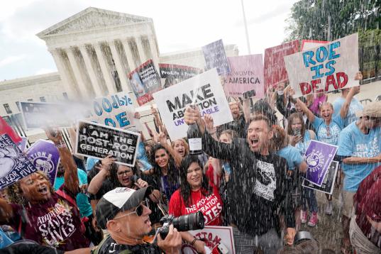 Manifestantes en contra del aborto celebran frente a la Corte Suprema.