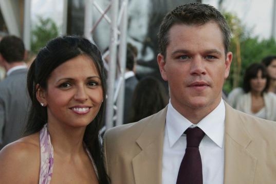 Después de salir con actrices como Winona Ryder y Minnie Driver, Matt Damon encontró el amor en la ex camarera Luciana Bozan. Se conocieron en Miami Beach cuando el actor rodaba, en 2003, la película Pegado a ti. Bozan, que tiene una hija, Al...