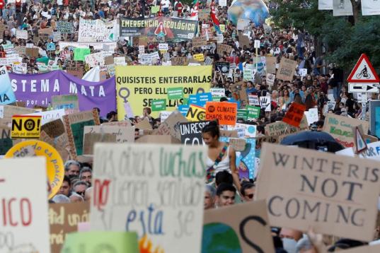 Carteles, consignas y movilización de ciudadanos por el clima en Madrid. Marcha por el clima en Madrid