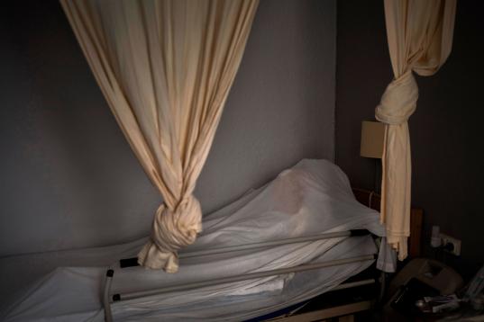El cuerpo de una persona muerta por Covid, cubierta en su cama de un asilo de Barcelona, el 13 de noviembre de 2020. 