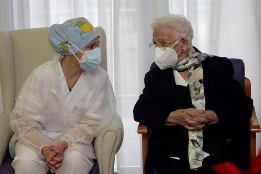 Araceli y Mónica, primeras personas en ser vacunadas contra el coronavirus en España.