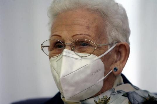 Araceli, de 96 años, primera persona en vacunarse de coronavirus en España.