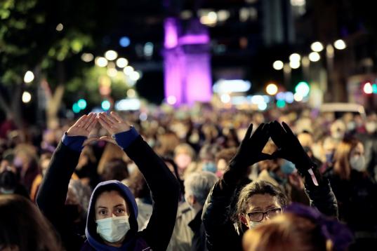 El Moviment Feminista de València celebra una manifestación con motivo del Día Internacional para la Erradicación de la Violencia contra las Mujeres bajo el lema "Estamos hartas de todas las violencias machistas".