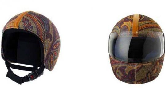 HelmetDress, viste el casco. A partir de 25 euros puedes regalar una de sus 50 fundas para cascos, fabricadas con una piel textil de composición mixta (elastómero y poliéster) que resisten las inclemencias del tiempo. 

Es fácil de adaptar. ...