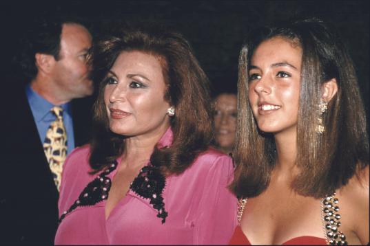 Rocío Carrasco junto a su madre Rocío Jurado en un evento en 1990.