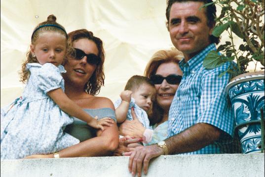 Rocío Carrasco en 1999 junto a sus hijos Rocío y David, su madre Rocío Jurado y José Ortega Cano.