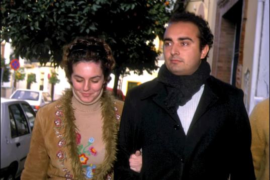 Rocío Carrasco y Fidel Albiac paseando por Sevilla en 2001.