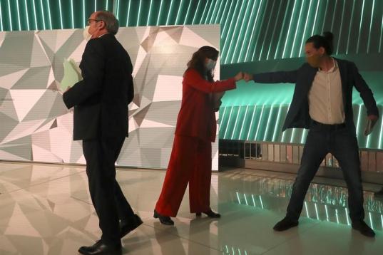 Iglesias y Mónica García se saludan, con Gabilondo cerca; los tres han hecho bloque durante el debate