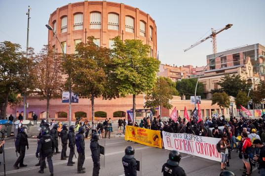 Unos 300 independentistas se han concentrado a primera hora de esta mañana frente al cuartel de la Guardia Civil de Girona, convocados por diversas organizaciones con motivo del segundo aniversario del 1-O, mientras un cordón de los Mossos d'E...