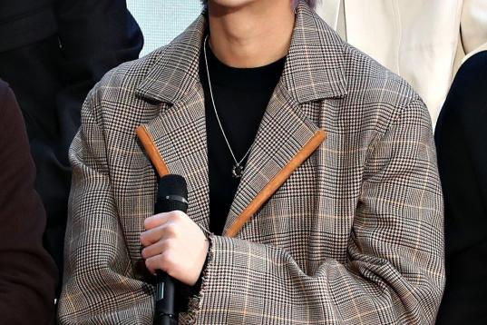 El líder del grupo de kpop BTS impulsó las prendas de Gucci después de vestirlas en los premios MTV VMA.