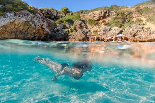 Esta maravillosa cala balear, a apenas 500 metros de la conocida Cala S’Almunia, es una de las más espectaculares no sólo de Mallorca, sino de todo el Mediterráneo. Además, con su orientación oriental, el Caló des Moro  es un entorno ún...