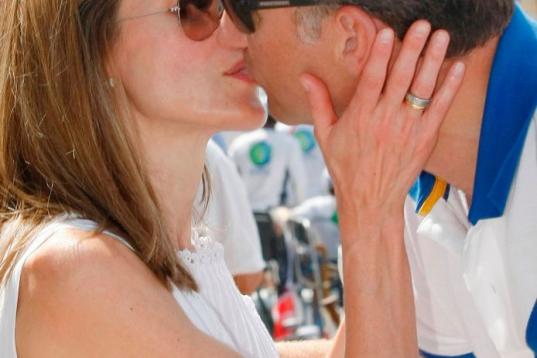 Los días de 'descanso' en Mallorca de los reyes nos han dejado imágenes muy cariñosas entre ellos. En esta, Letizia besa a su marido durante la Copa del Rey de Vela en el año 2011.