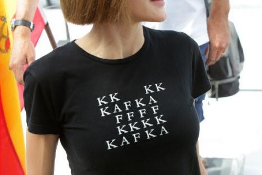 En 2015 circularon por todas las redacciones las fotografías de la reina en el club náutico luciendo una original camiseta con la inscripción de Kafka. Uno más de los golpes de estilo de la reina.