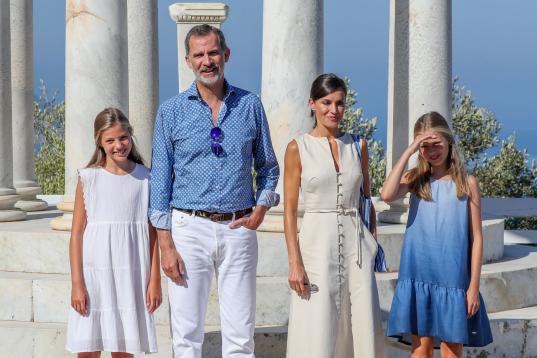 La reina, el rey, Leonor y Sofía durante una visita al Museo de Son Marroig en Deià, en 2019, todos vestidos al más puro estilo mediterráneo.