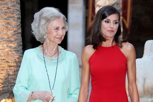 La de 2019 fue la última cena de autoridades que los reyes ofrecieron en el Palacio de La Almudaina de Palma. Vestida con uno de sus colores fetiche, la reina posó relajada junto a su suegra.