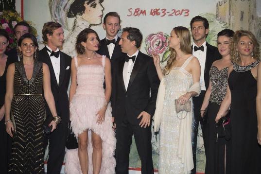 Carlota Casiraghi con el actor Gad Elmaleh (en el centro), en la Rose Ball de Monte Carlo, en marzo 