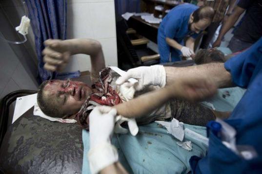 Un niño herido palestino recibe atención médica eb el hopistal al-Shifa de Gaza.