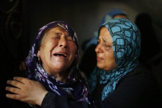 Llantos durante el entierro de los miembros de la familia Hamad en la ciudad de Beit Hanoun, en el norte de la Franja de Gaza.